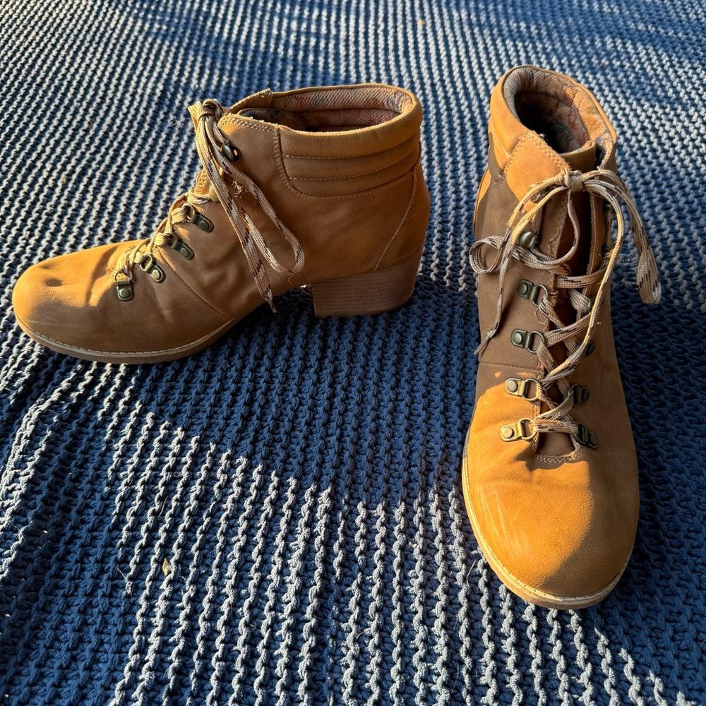 BOC Born Concept Sz 11 Brown Flannel Lined Lace Up Booties Boots Preppy Academia
